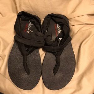 Skechers Yoga Foam sandals size 8